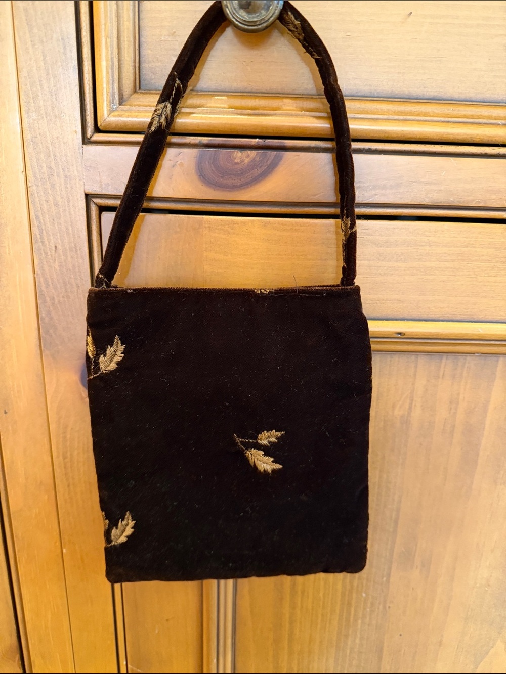 SUMMER TOMPKINS BROWN VELVET EVENING BAG WITH GOLD LEAF PATTERN & SNAP CLOSURE
